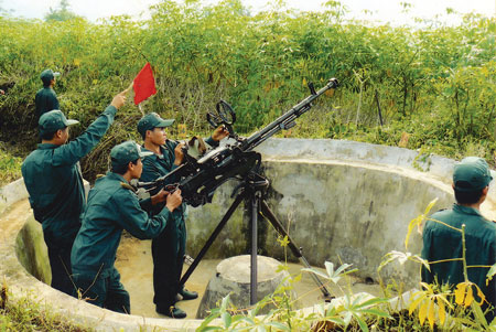 Khẩu đội súng máy phòng không xã Sơn Thịnh, huyện Văn Chấn huấn luyện sẵn sàng chiến đấu trong mọi tình huống.